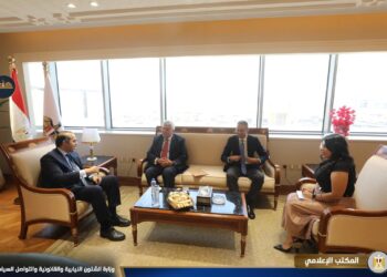 وزير الشئون النيابية يُسلم وزير التعليم العالي نسخة من توصيات الحوار الوطني