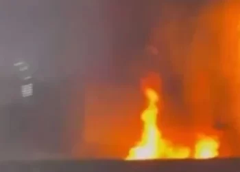 اندلاع حريق كبير في حارة اليهود بوسط القاهرة وأنباء عن سقوط ضحايا.. والحماية المدنية تحكم السيطرة