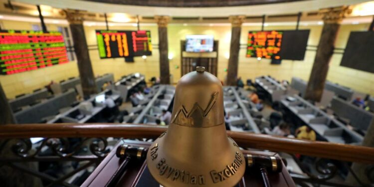 خبير اقتصادي: عمليات جني الأرباح بالبورصة “صحية” وتحدث في ذروة الصعود