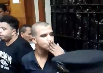 حب من خلف القضبان.. عصام صاصا يرسل “قبلة” لزوجته أثناء جلسة محاكمته فى قضية التزوير