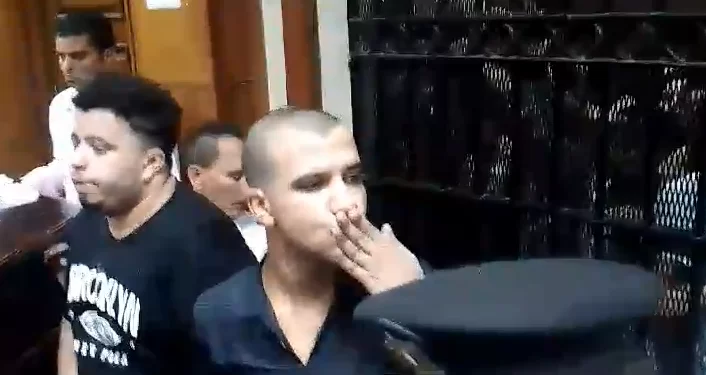 حب من خلف القضبان.. عصام صاصا يرسل “قبلة” لزوجته أثناء جلسة محاكمته فى قضية التزوير