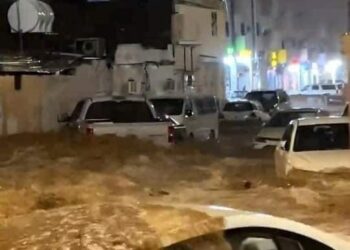 أمطار المدينة المنورة تتحول لسيول جارفة للسيارات في الشوارع وتغرق ساحة المسجد النبوي ومقابر البقيع