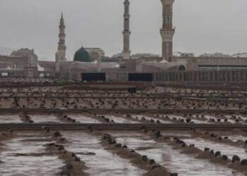 أمطار المدينة المنورة تتحول لسيول جارفة للسيارات في الشوارع وتغرق ساحة المسجد النبوي ومقابر البقيع