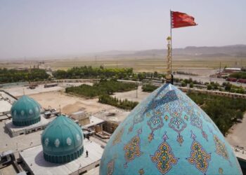 إيران تتأهب ليلة صعبة.. ووسائل إعلام طهران تبث نشيد الحرب العراقية – الإيرانية