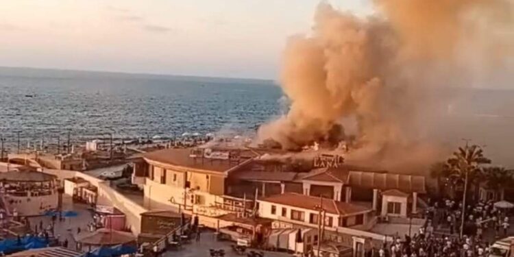 عاجل.. حريق ضخم يلتهم مطعم ابن البلد وكارلوس بمنطقة جليم البحر في الإسكندرية