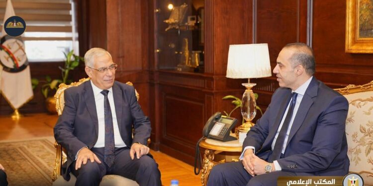 وزير الشئون النيابية والقانونية يلتقي النائب العام المستشار محمد شوقي