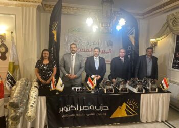 توزيع ماكينات خياطة وأقشمة..”مصر أكتوبر” يواصل فعاليات مبادرة “البيوت المنتجة” 