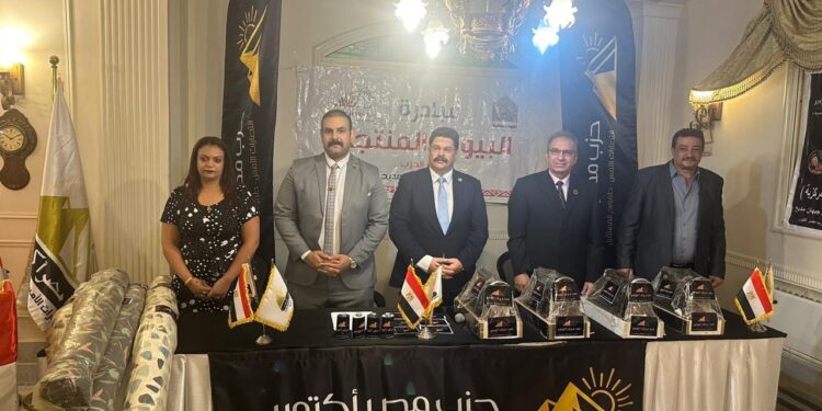 توزيع ماكينات خياطة وأقشمة..”مصر أكتوبر” يواصل فعاليات مبادرة “البيوت المنتجة” 