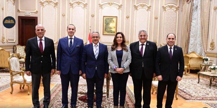 وزير الشئون النيابية والقانونية والتواصل السياسي ووزيرة التنمية المحلية يناقشان عددًا من الملفات والموضوعات التي تشكِّل أولويات المواطنين