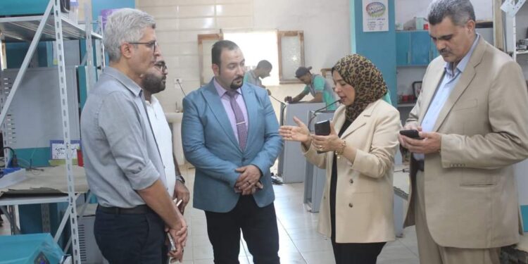 عميد ووكيل كلية العلوم بجامعة طنطا يتفقدان مصنع كيم تك للأجهزة العلمية بكفر الشيخ