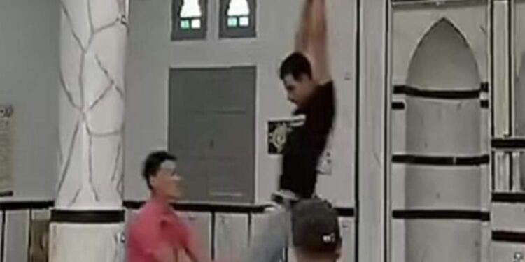 الداخلية تكشف ملابسات تداول مقطع فيديو لشباب يلهون داخل إحدى المساجد في الدقهلية