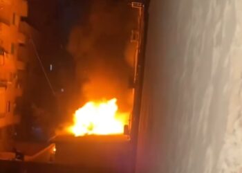 اللحظات الأولى لاندلاع حريق هائل في عمارة سكنية بالحي الثانية بجوار مسجد الحصري في مدينة 6 أكتوبر