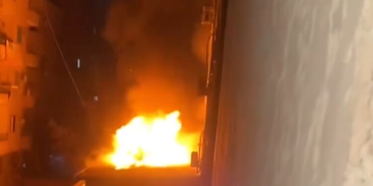 اللحظات الأولى لاندلاع حريق هائل في عمارة سكنية بالحي الثانية بجوار مسجد الحصري في مدينة 6 أكتوبر