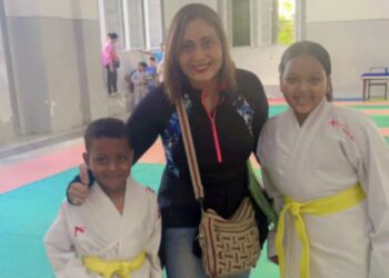 طالب وشقيقته يتفوقان في لعبة الكاراتيه.. حصدا العديد من الأحزمة المتقدمة