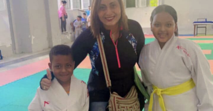 طالب وشقيقته يتفوقان في لعبة الكاراتيه.. حصدا العديد من الأحزمة المتقدمة