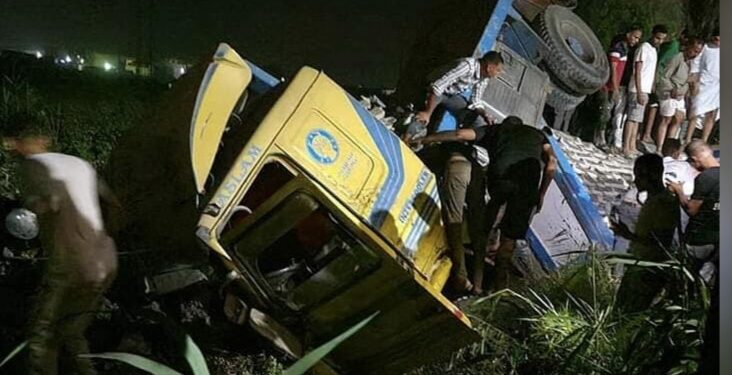 تفاصيل مصرع وإصابة 11 مواطن في حادث تصادم عدد من السيارات بطريق الفيوم – القاهرة الصحراوي