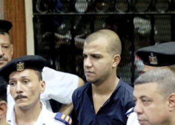 حب من خلف القضبان.. عصام صاصا يرسل “قبلة” لزوجته أثناء جلسة محاكمته فى قضية التزوير