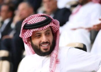 تركي آل الشيخ يستعيد أرشيف الذكريات بصورة له من 42 عامًا ولعمرو أديب من 55 عامًا