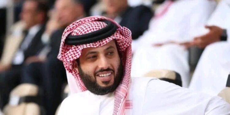 تركي آل الشيخ يستعيد أرشيف الذكريات بصورة له من 42 عامًا ولعمرو أديب من 55 عامًا