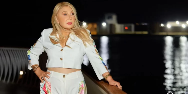 الأبيض يليق بها.. إطلالة ساحرة لنجمة الجماهير نادية الجندي في الساحل الشمالي