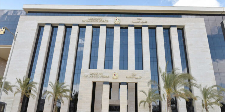 وزارة العمل تطرح فرص وظائف جديدة في 18 محافظة.. تعرف عليها