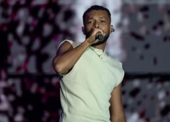 ويجز يشعل ختام مهرجان العلمين الجديدة “العالم عالمين”.. شال فلسطيني وطائرات شراعية وألعاب نارية