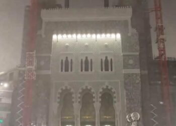 سبحان الذي يسبح الرعد بحمده.. أمطار رعدية غزيرة الآن على أطهر بقاع الأرض مكة المُكرمة داخل الحرم المكي وجدة