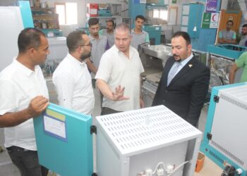 رئيس جامعة سمنود التكنولوجية يزور مصنع كيم تك للأجهزة العلمية بكفر الشيخ