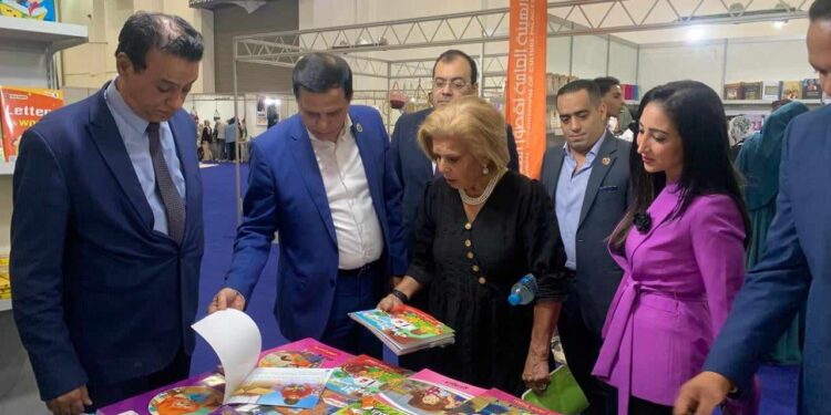 السفيرة مشيرة خطاب واللواء طارق نصير يشيدان بمعرض العاصمة الأول للكتاب ودوره في تعزيز الوعي الثقافي