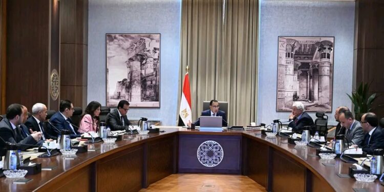 رئيس الوزراء يستعرض مخططًا لتطوير مستشفيات “قصر العيني”