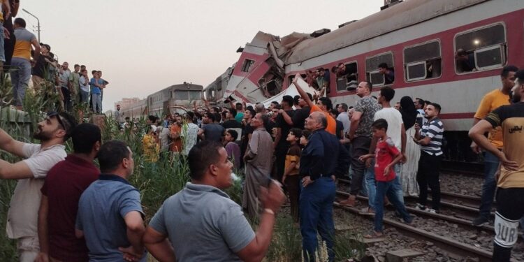 لتقديم أوجه الدعم اللازمة للمصابين.. وزيرة التضامن توجه لجنة الإغاثة بالمديرية والهلال الأحمر لموقع حادث قطاري الزقازيق