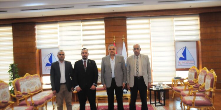 رئيس جامعة كفر الشيخ يستقبل رئيس مصنع كيم تك للأجهزة العلمية والمعملية لبحث سبل التعاون