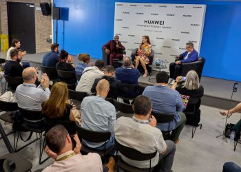 سير مو فرح وتاتيانا سميث يضيئان برشلونة بأجهزة هواوي المبتكرة القابلة للارتداء