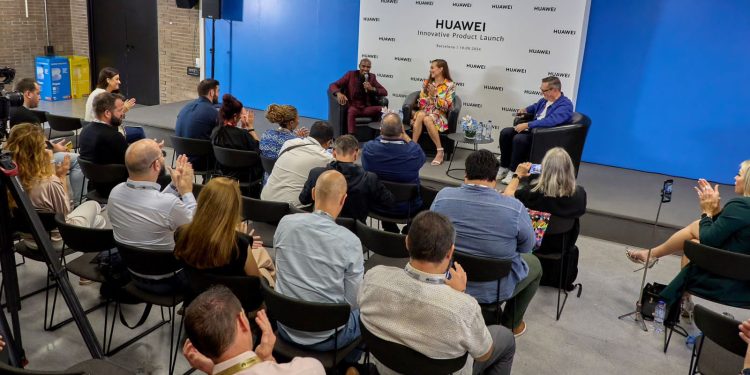 سير مو فرح وتاتيانا سميث يضيئان برشلونة بأجهزة هواوي المبتكرة القابلة للارتداء