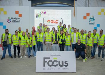 “دهانات GLC” تشارك في مبادرة مدرسة السعادة
