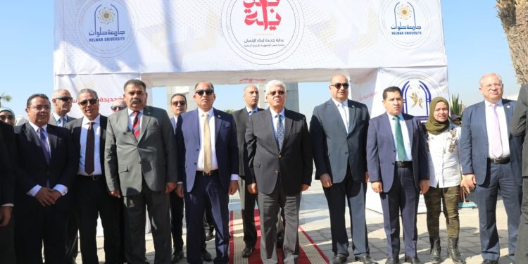 في أول يوم دراسة بالجامعات.. وزير التعليم العالي يتفقد جامعة حلوان ويطمئن على انتظام الدراسة