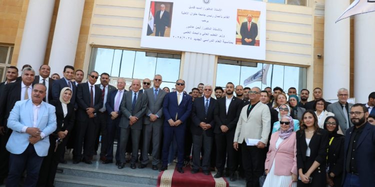 في أول يوم دراسة بالجامعات.. وزير التعليم العالي يتفقد جامعة حلوان الأهلية ويطمئن على انتظام الدراسة بها