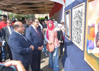 رئيس جامعة القاهرة يشهد انطلاق العام الدراسي الجديد ويشارك الطلاب تحية العلم والنشيد الوطني