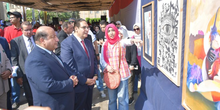 رئيس جامعة القاهرة يشهد انطلاق العام الدراسي الجديد ويشارك الطلاب تحية العلم والنشيد الوطني
