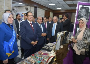 جولة تفقدية لرئيس جامعة القاهرة بعدد من كلياتها في اليوم الأول للعام الجامعي الجديد