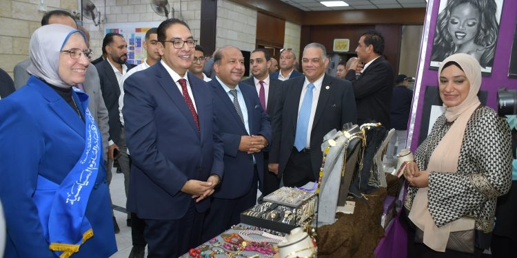 جولة تفقدية لرئيس جامعة القاهرة بعدد من كلياتها في اليوم الأول للعام الجامعي الجديد