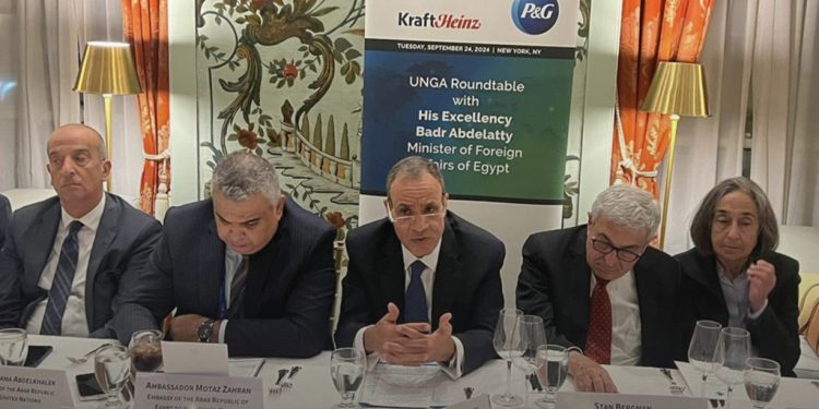 وزير الخارجية والهجرة يشارك في فعالية مجلس الأعمال للتفاهم الدولي