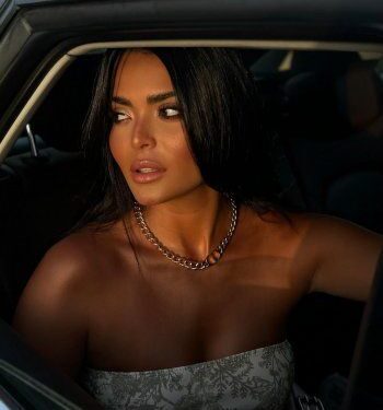 أسماء جلال تسحر جمهورها بإطلالة جاذبة وسيارة فارهة