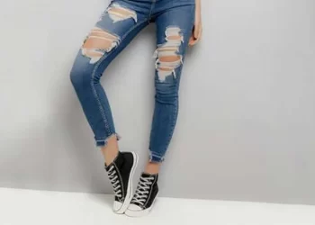 ما حكم ارتداء الشباب لـ البناطيل المقطعة؟