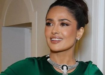 في ذكرى ميلادها الـ 58.. سلمى حايك تشارك جمهورها صورة لها من مراحل الطفولة