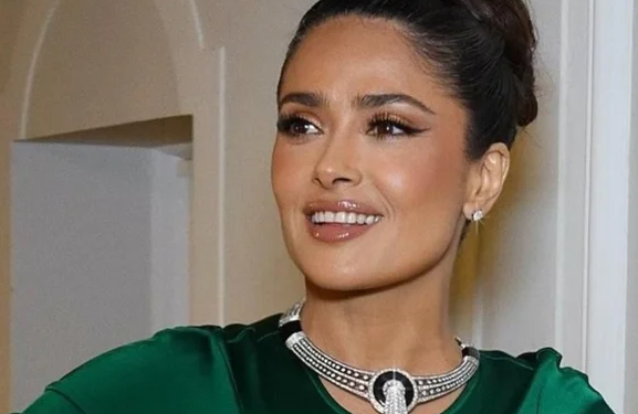 في ذكرى ميلادها الـ 58.. سلمى حايك تشارك جمهورها صورة لها من مراحل الطفولة