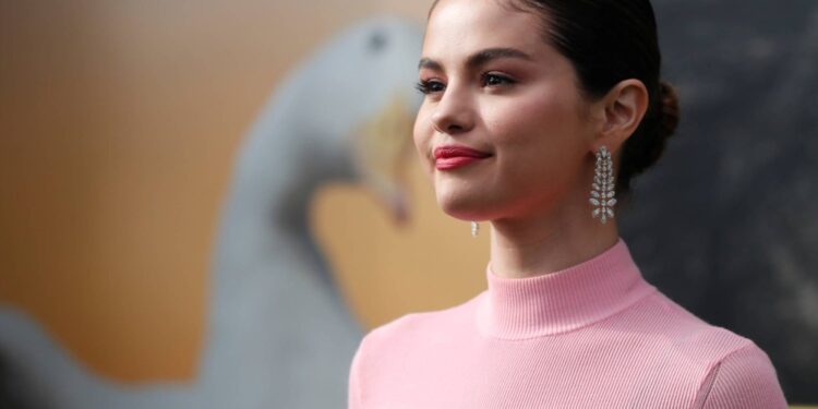 شبيهة منة عرفة.. الأمريكية سيلينا غوميز تدخل عالم المليارديرات