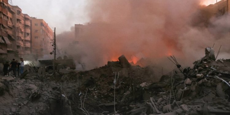 الدفاع المدني اللبناني: انتشال جثامين 5 شهداء و4 مصابين من تحت الأنقاض في منطقة الشياح جراء غارات إسرائيلية