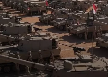 الرئيس السيسي يشاهد عرضًا لـ اصطفاف معدات وآليات الفرقة السادسة المدرعة بالجيش الثاني الميداني بالإسماعيلية