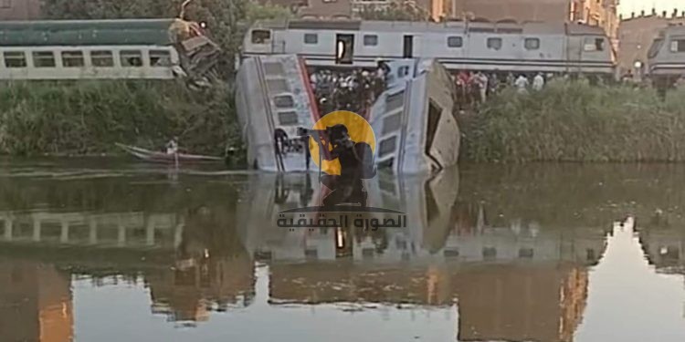 شهامة المصريين بتساهم في الإنقاذ.. تفاصيل تصادم قطارين وسقوط عربتين في ترعة الإبراهيمية بالمنيا
